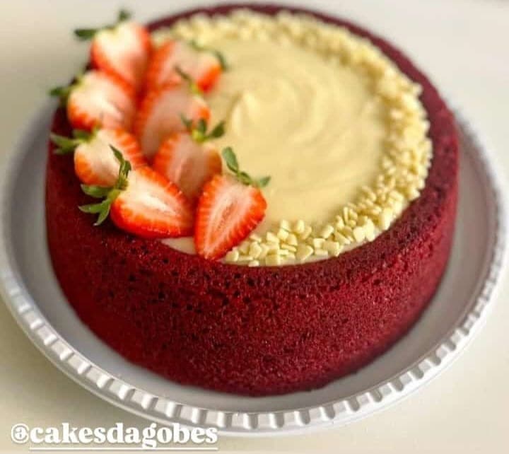 Caseirinho piscina de red velvet com creme e morangos