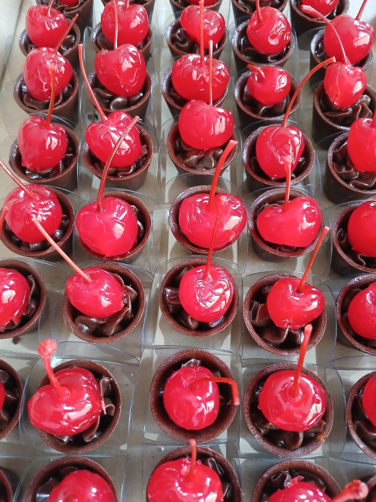 Copinhos de chocolate com cereja, docinhos finos