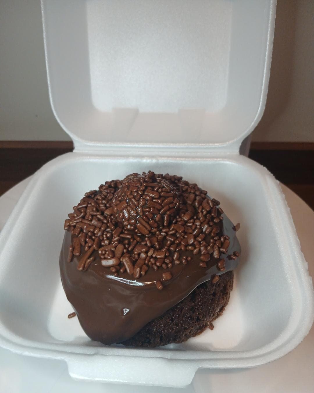 Mini bolo vulcão de brigadeiro na caixinha de isopor